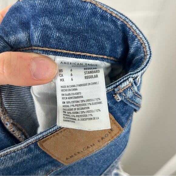 American Eagle High Rise Mom Straight Distressed Jeans Size 6 - Picture 4 of 11
